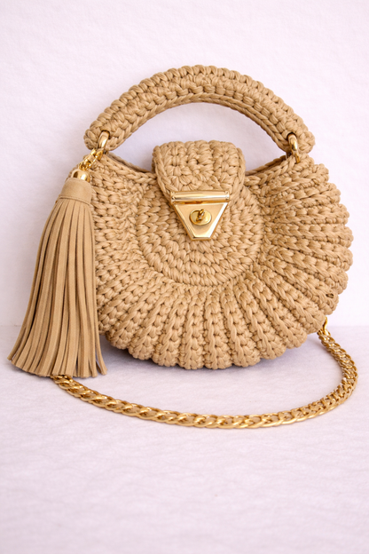 Sac Amaya sable crocheté main en coton premium, bandoulière chaîne dorée, artisanal intemporel