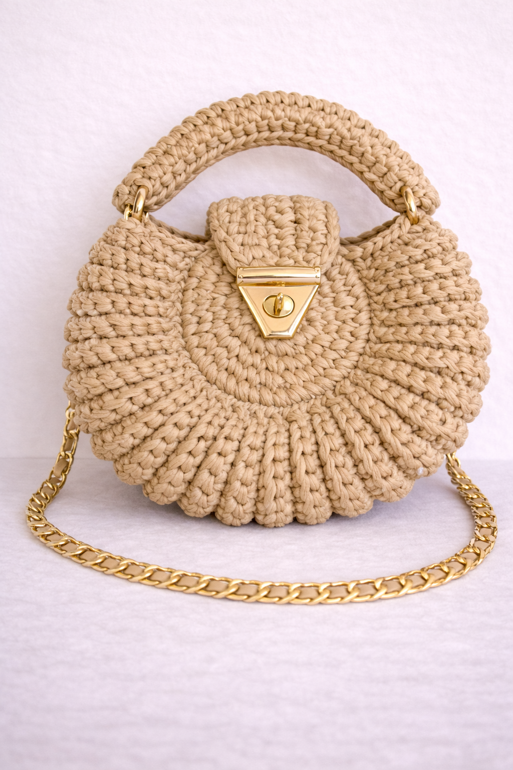Sac crocheté Amaya beige sable avec fermoir doré et pompon amovible, fait main