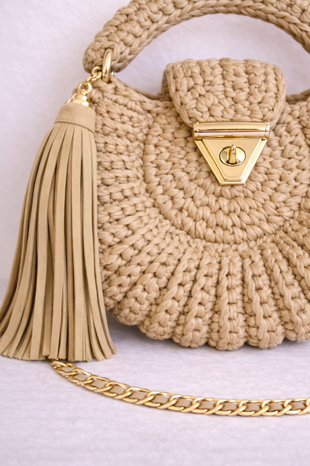 Gros plan texture crochet fait main du sac Amaya sable, fil peigné coton qualité supérieure