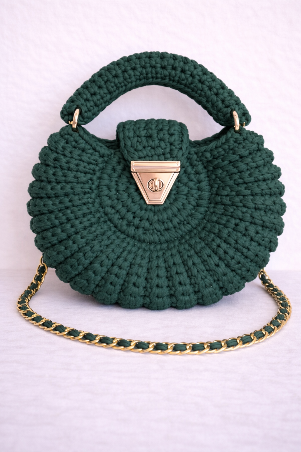 Sac crocheté Amaya vert émeraude avec fermoir doré et pompon amovible, fait main