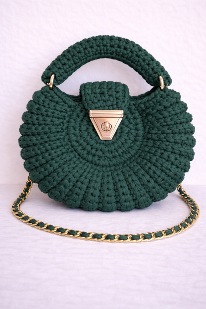 Sac crocheté Amaya vert émeraude avec fermoir doré et pompon amovible, fait main