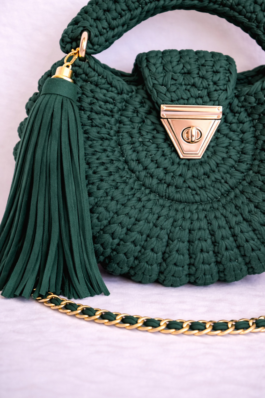 Gros plan texture crochet fait main du sac Amaya émeraude, fil peigné coton premium