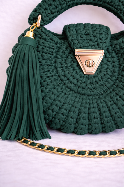 Gros plan texture crochet fait main du sac Amaya émeraude, fil peigné coton premium