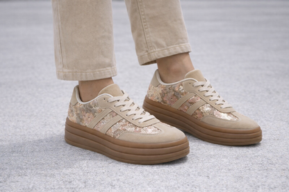 Détail cuir beige et lacets des sneakers Stella sequins, finitions qualité made in Spain

