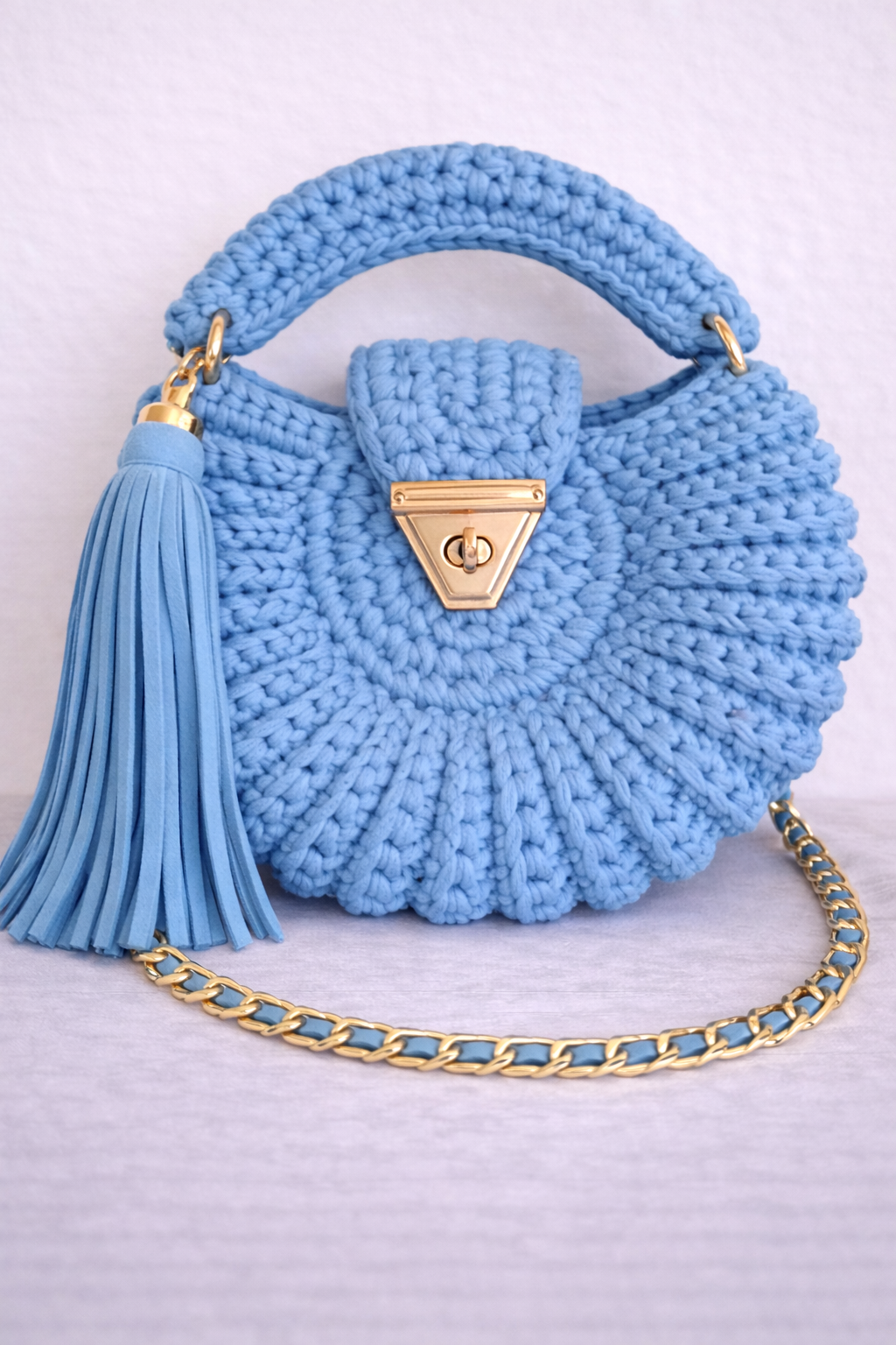 Sac crocheté Amaya bleu ciel avec fermoir doré et pompon amovible, fait main