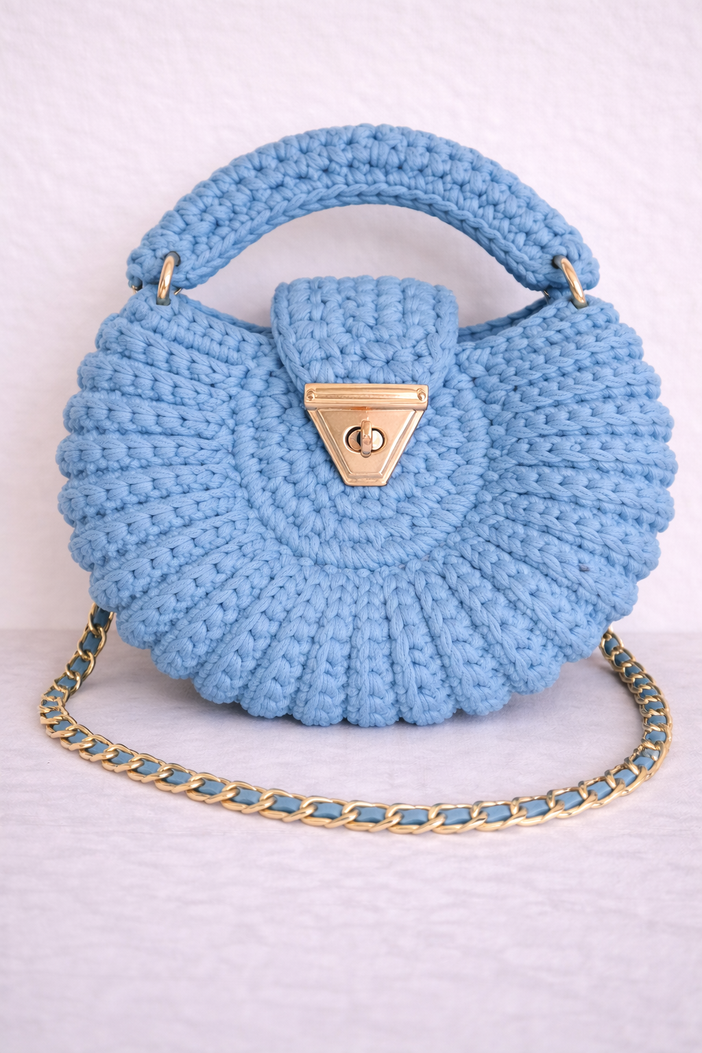 Sac Amaya bleu ciel crocheté main en coton, bandoulière chaîne dorée, style bohème artisanal