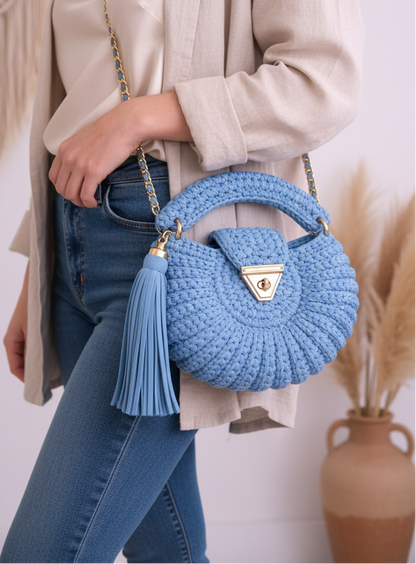 Sac Amaya bleu ciel porté en bandoulière avec chaîne dorée, look bohème chic