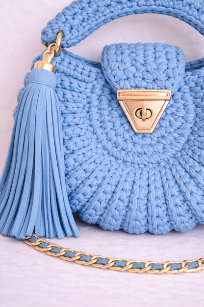 Gros plan texture crochet fait main du sac Amaya bleu ciel, fil peigné coton qualité supérieure