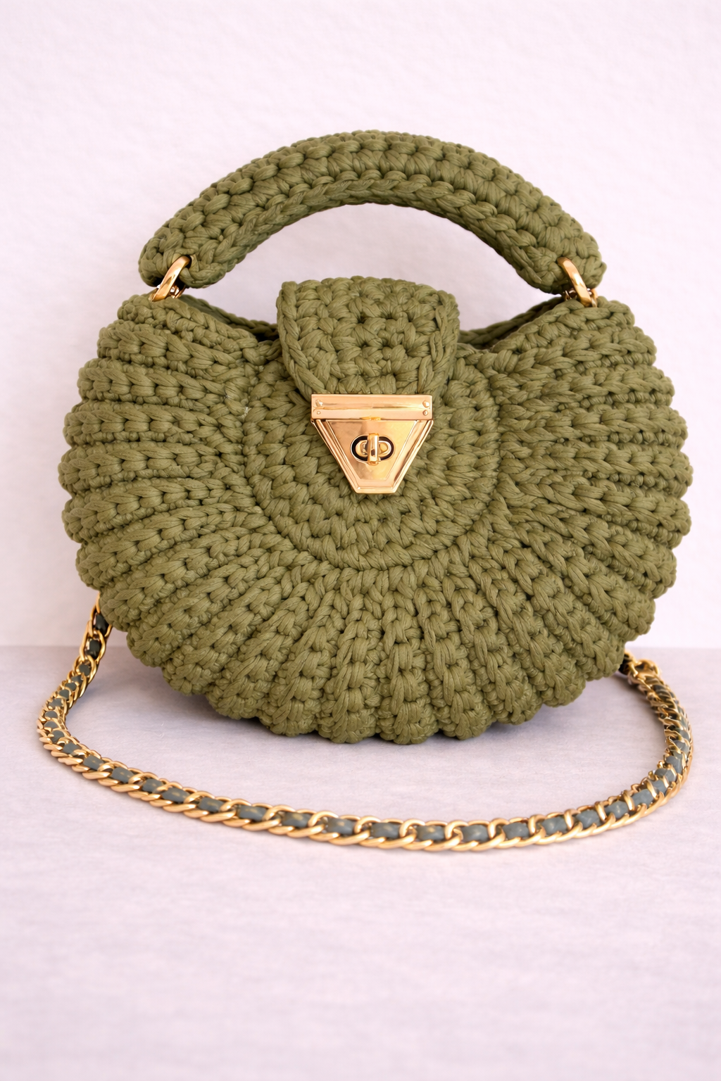Sac crocheté Amaya vert olive avec fermoir doré et pompon amovible, fait main