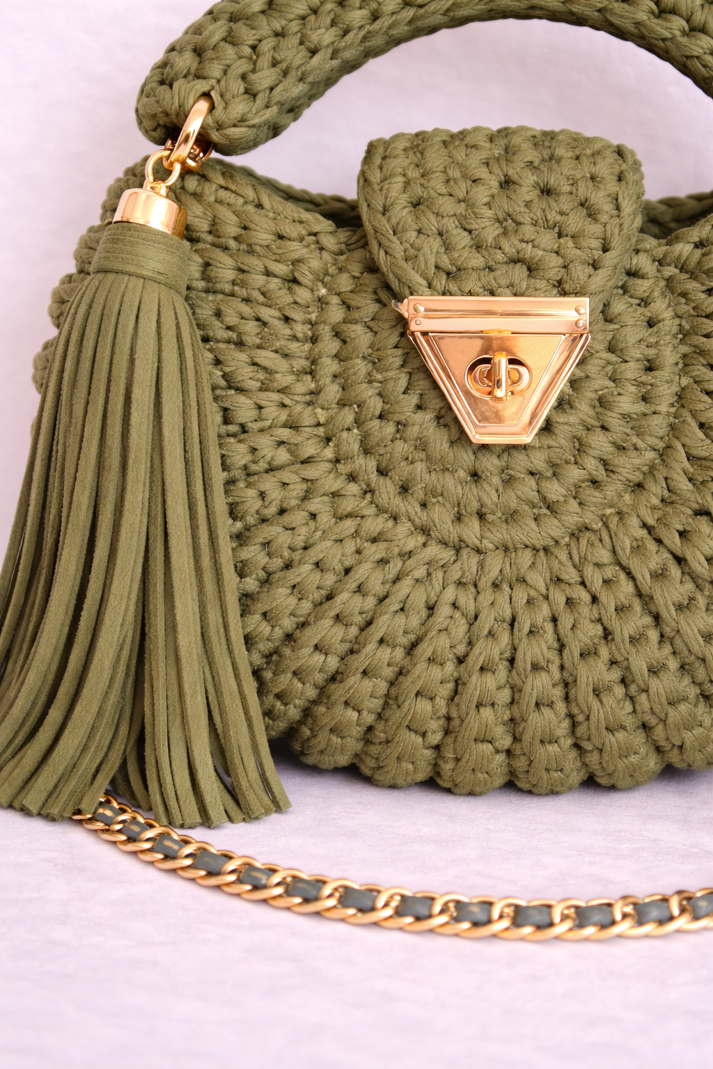 Gros plan texture crochet fait main du sac Amaya olive, fil peigné coton qualité supérieure
