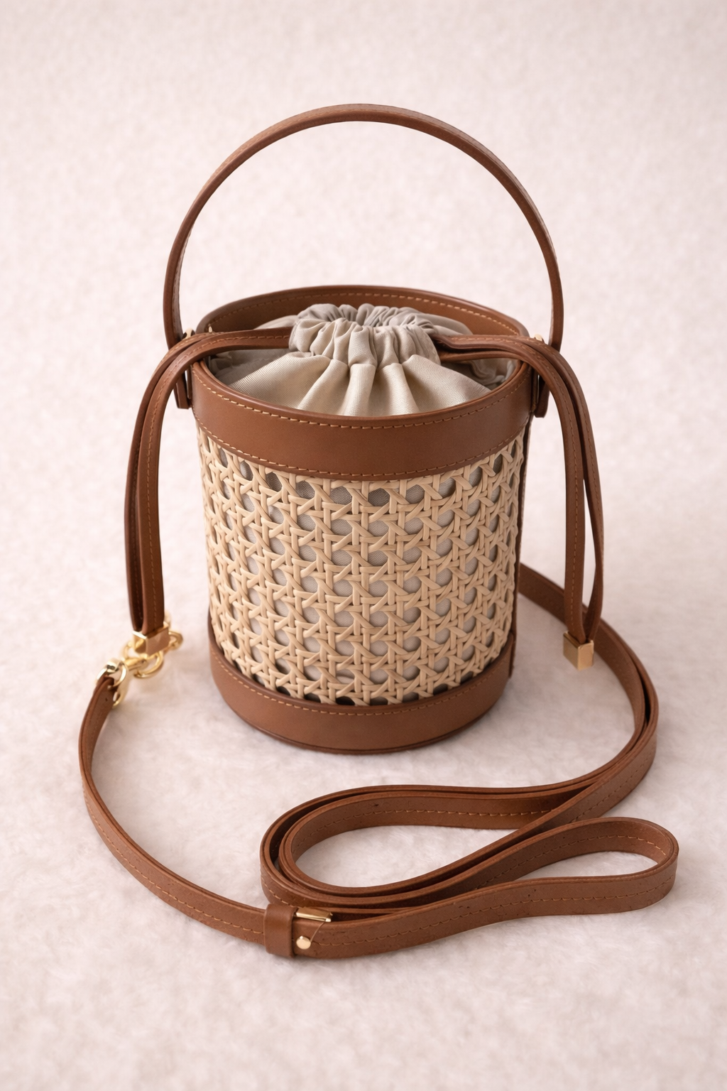 Sac seau Kelly marron paille tressée avec finitions cuir, fabrication italienne