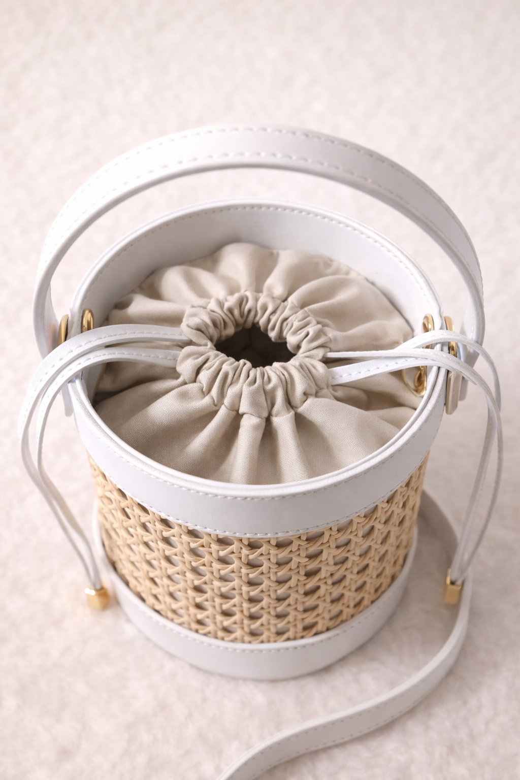Sac seau Kelly blanc paille tressée avec finitions cuir, fabrication italienne élégante