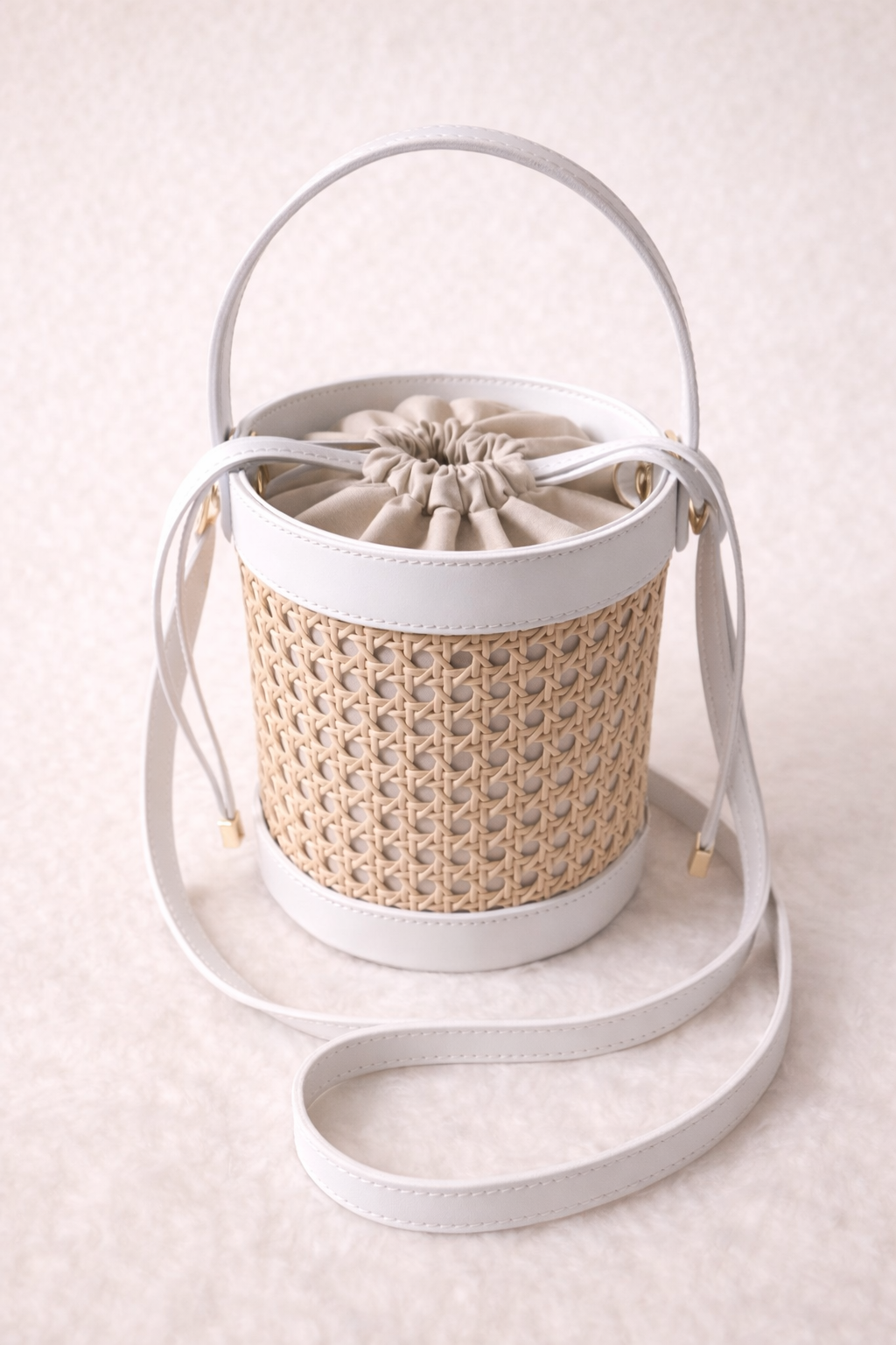 Sac Kelly blanc en paille de Vienne et cuir véritable, format seau made in Italy estival