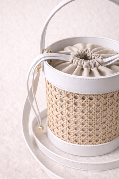 Gros plan texture paille de Vienne blanche tressée du sac Kelly, artisanat italien