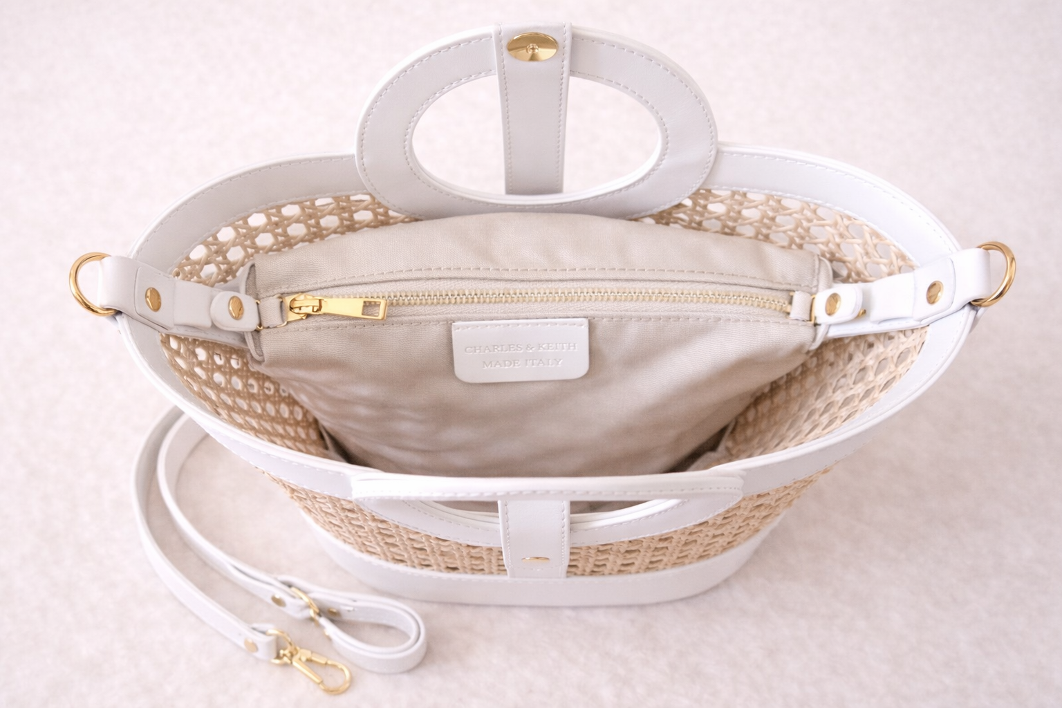 Intérieur du sac Alizée blanc avec pochette amovible, dimensions généreuses pratiques