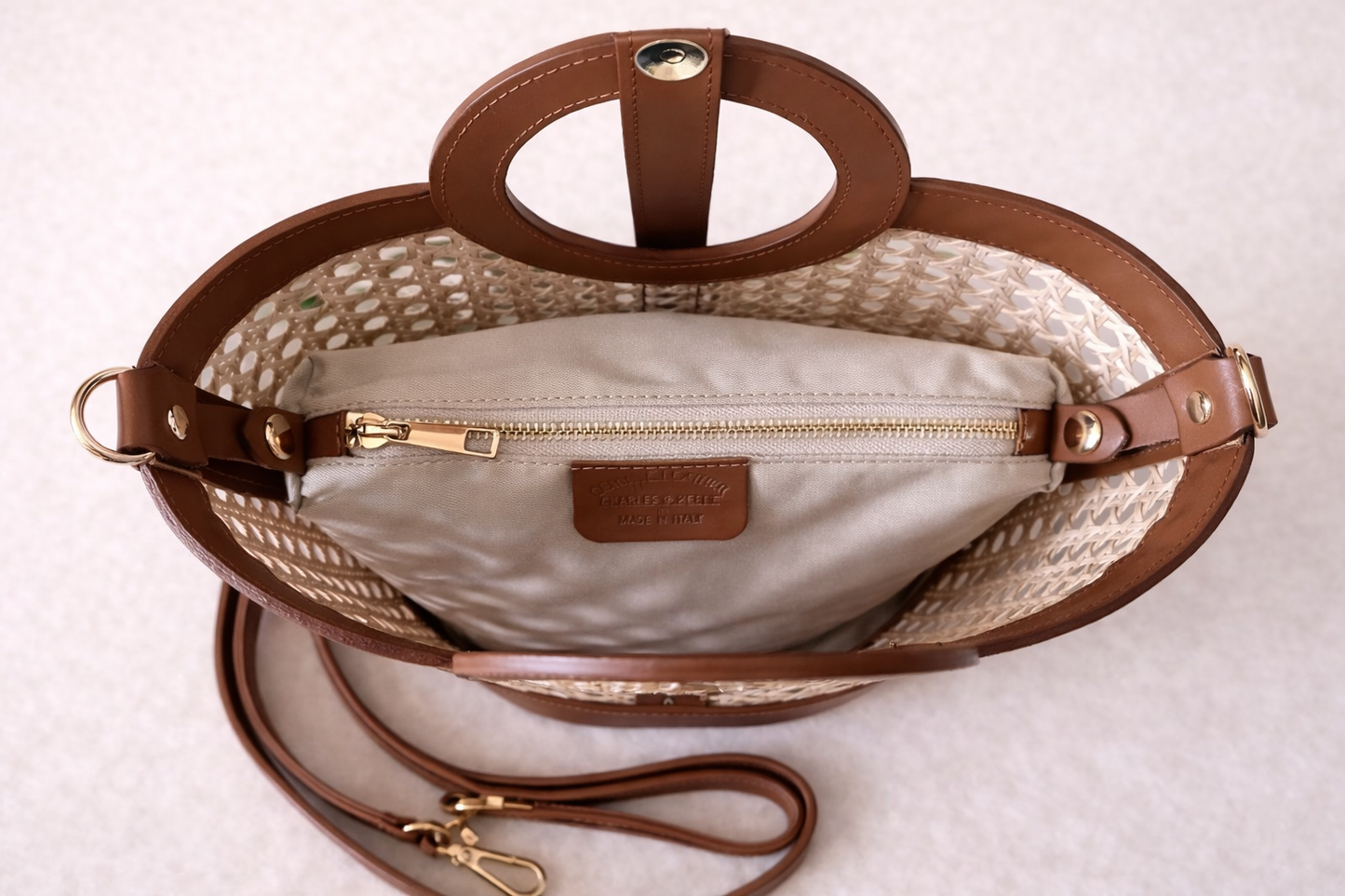 Intérieur du sac Alizée cognac avec pochette amovible, dimensions généreuses pratiques