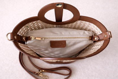 Intérieur du sac Alizée cognac avec pochette amovible, dimensions généreuses pratiques