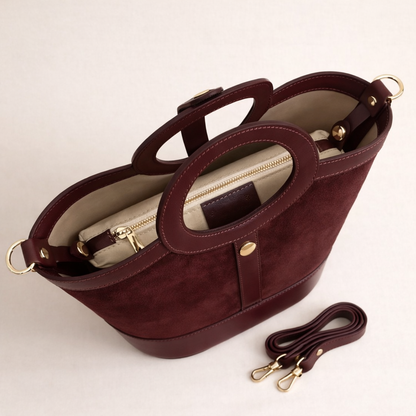Intérieur du sac Gabrielle bordeaux avec pochette amovible, dimensions généreuses élégantes