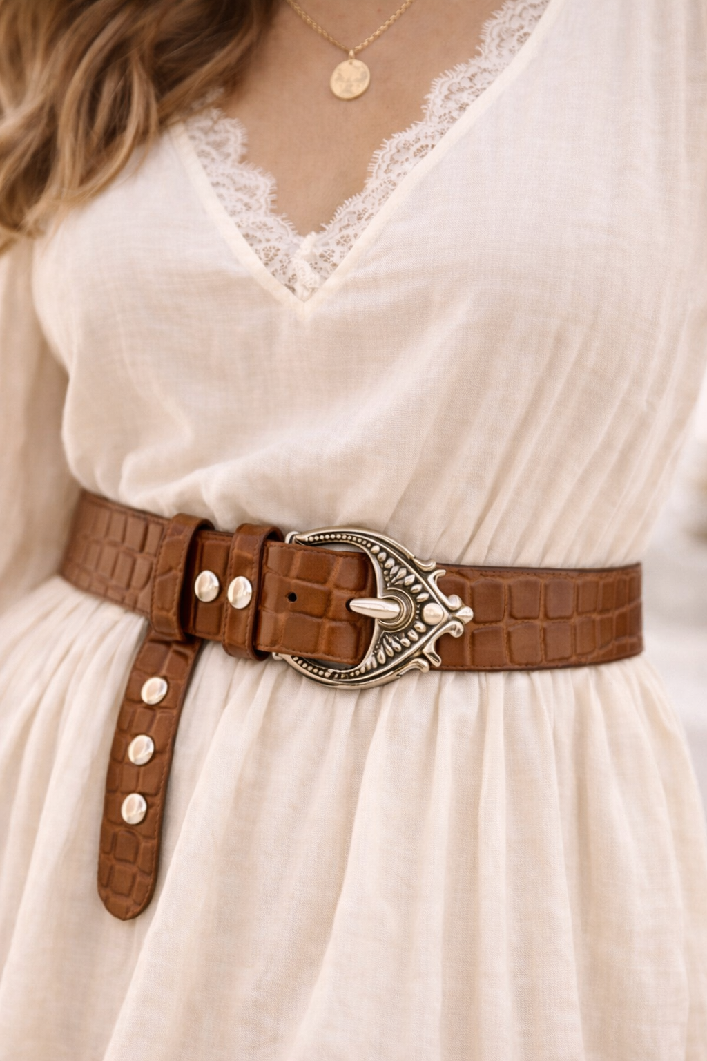 Ceinture EMIE portée - Cuir véritable avec clous métalliques