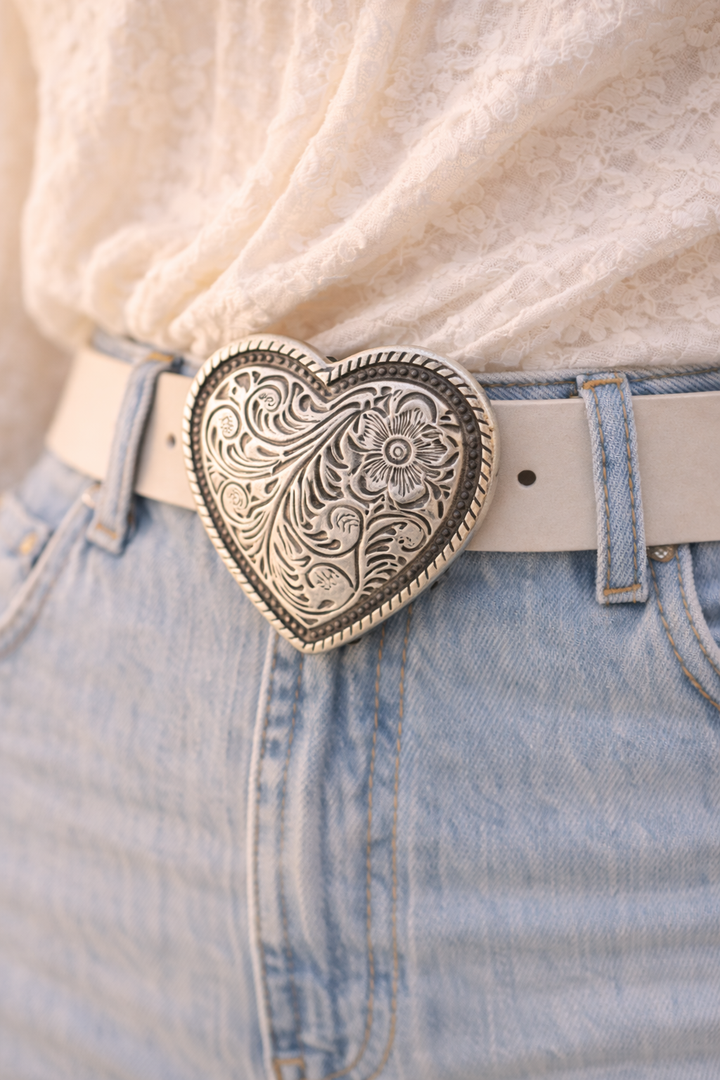  Ceinture Valentine portée - Cuir beige et boucle cœur argentée