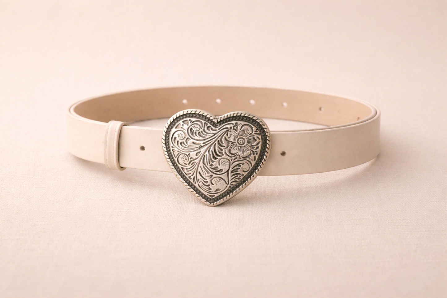  Vue d'ensemble ceinture Valentine - Cuir beige et détail romantique