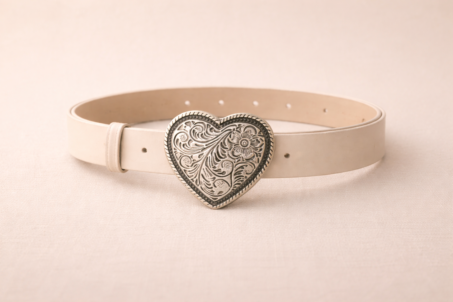  Vue d'ensemble ceinture Valentine - Cuir beige et détail romantique