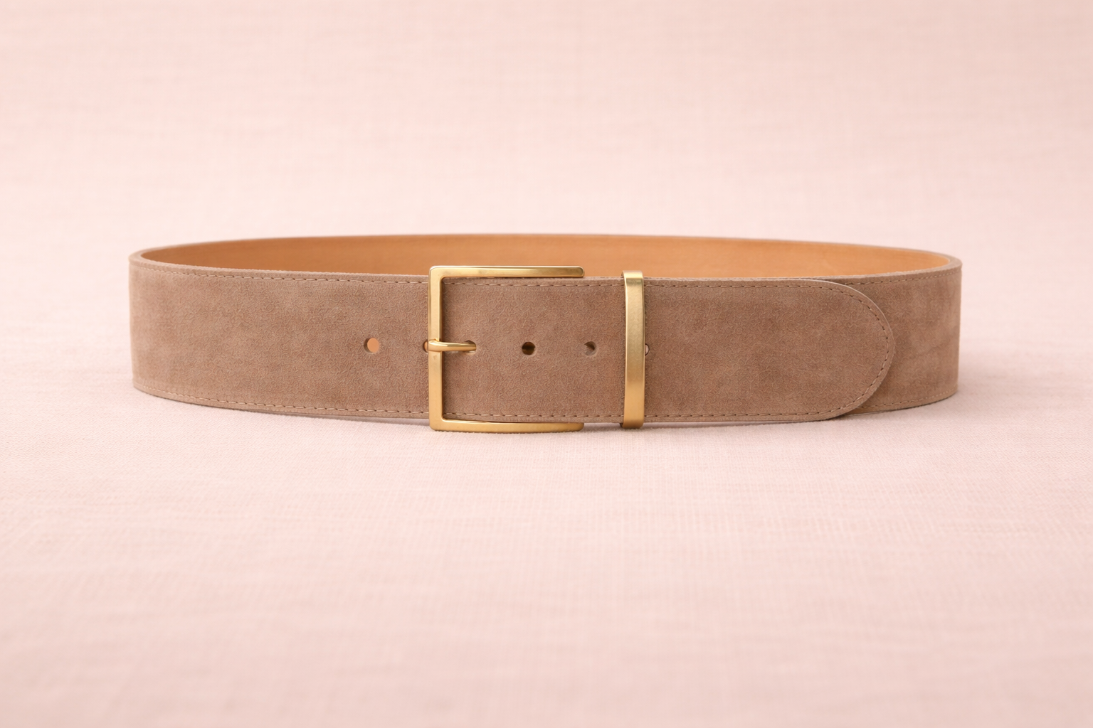 Ceinture Edwige portée - Cuir daim chamois texture veloutée et boucle dorée