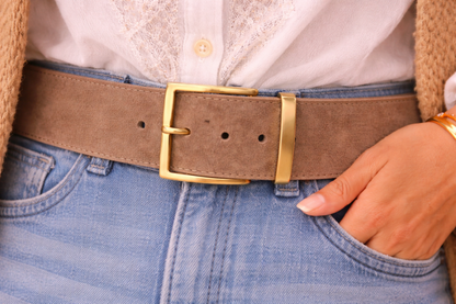 Détail de la boucle rectangulaire dorée de la ceinture Edwige - Cuir daim veloutée