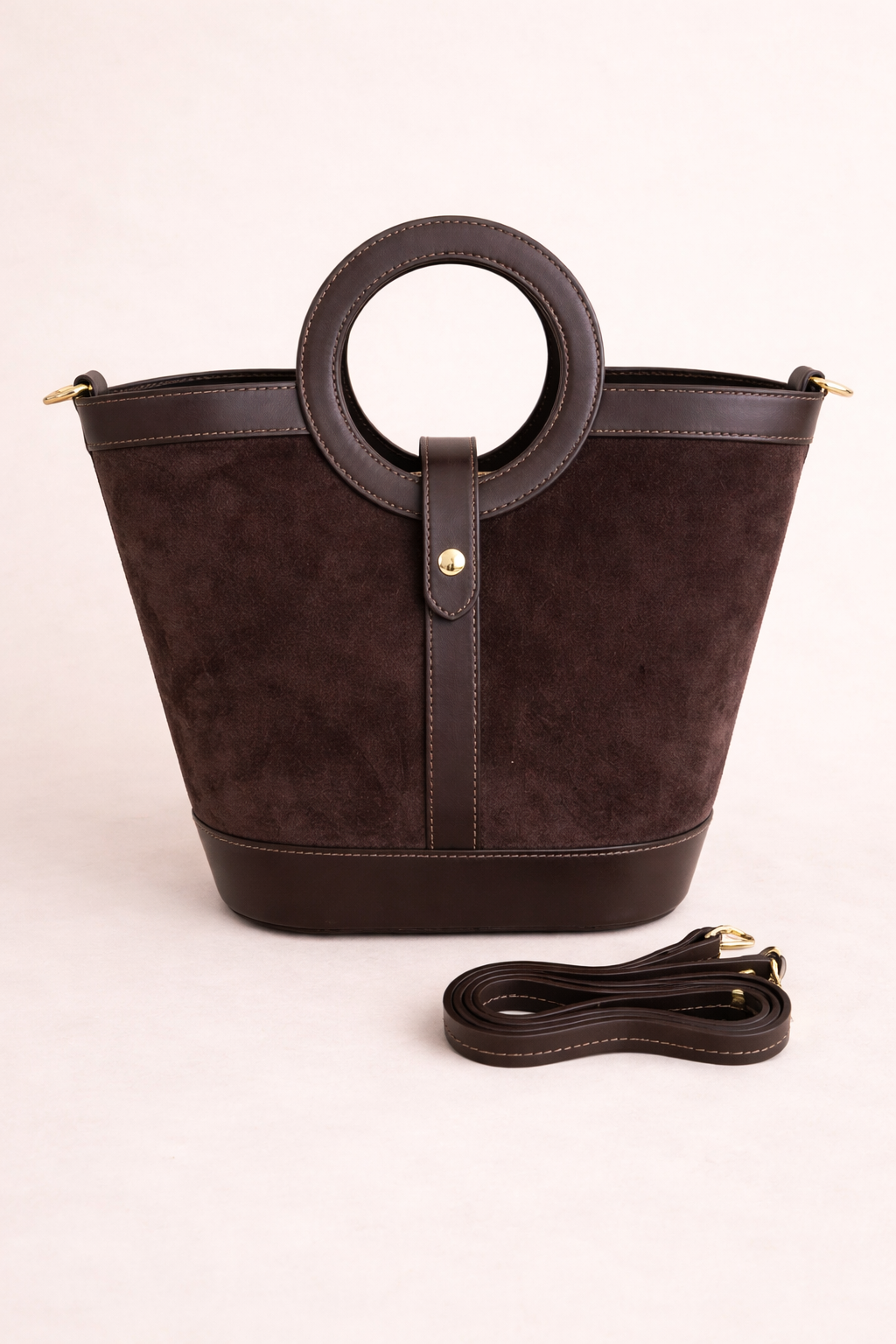 Détail du sac Gabrielle chocolat - Texture daim et cuir véritable artisanal florentin