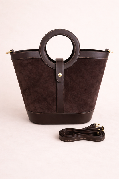 Détail du sac Gabrielle chocolat - Texture daim et cuir véritable artisanal florentin