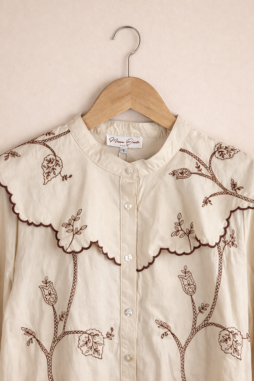  Détail des broderies florales caramel de la chemise Orianne - Style bohème chic artisanal