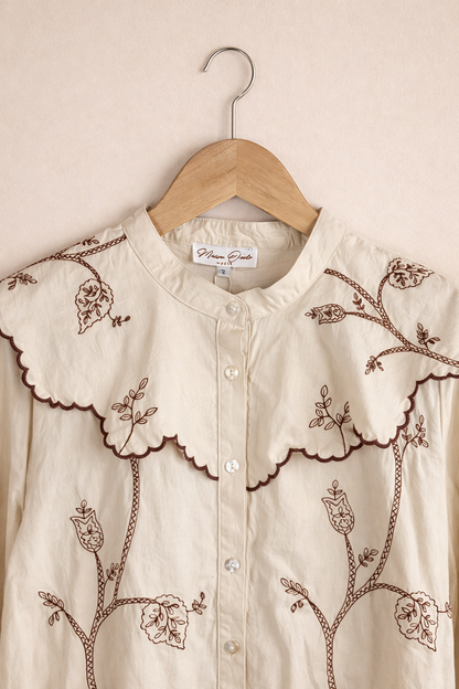  Détail des broderies florales caramel de la chemise Orianne - Style bohème chic artisanal