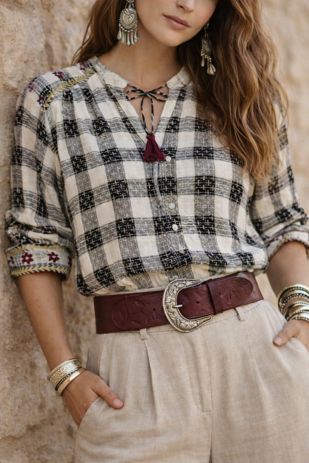  Blouse Caroline portée - Damier noir et blanc avec manches bouffantes et broderies artisanales