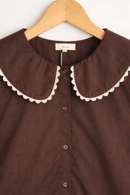  Détail du col claudine festonné de la chemise Amandine - Coloris chocolat bohème chic