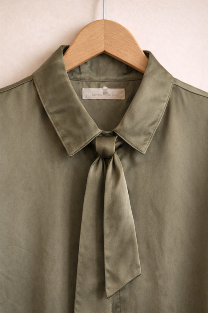 Détail du ruban cravate à nouer de la blouse Sophie - Satin kaki élégant