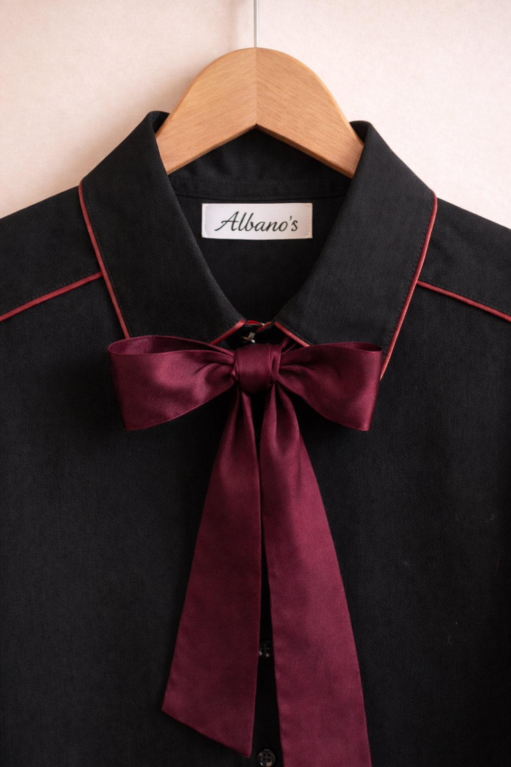 Détail du ruban à nouer de la chemise Pénélope - Coupe oversize décontractée chic