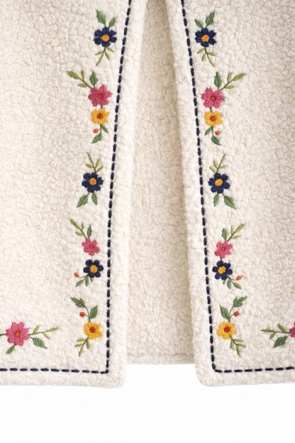 Détail broderies florales gilet femme Garance sherpa style bohème chic
