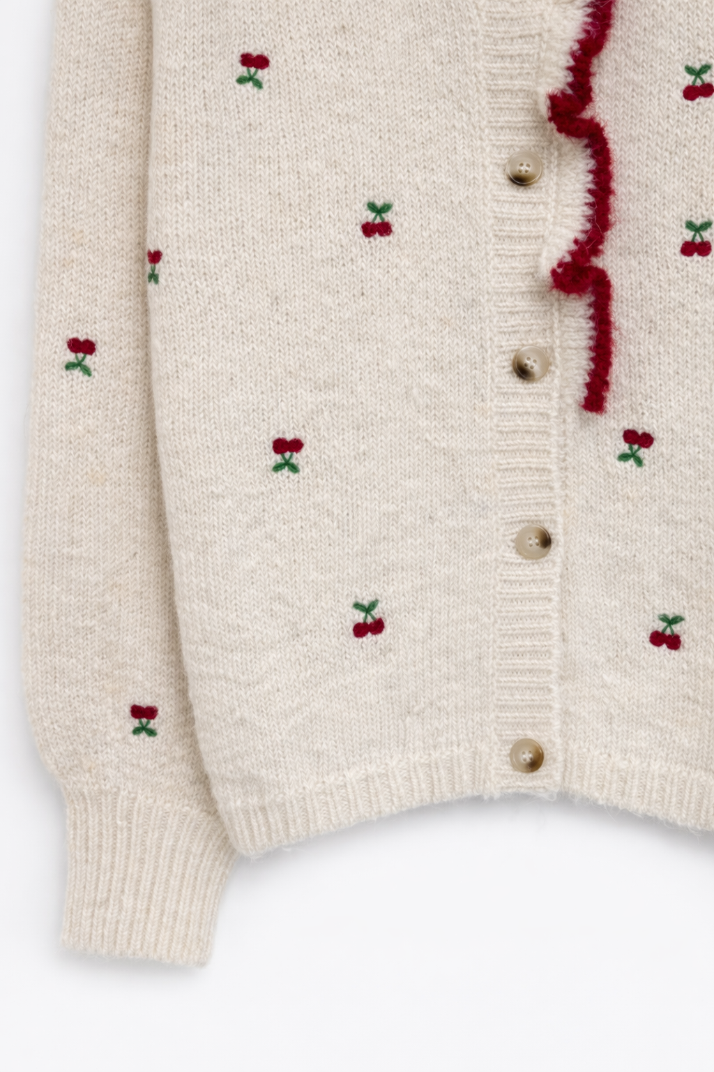 Détail broderies cerises gilet Cerise - motifs fuchsia
