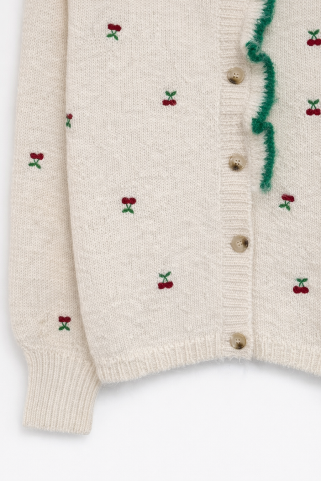 Détail broderies cerises gilet Cerise - motifs fuchsia
