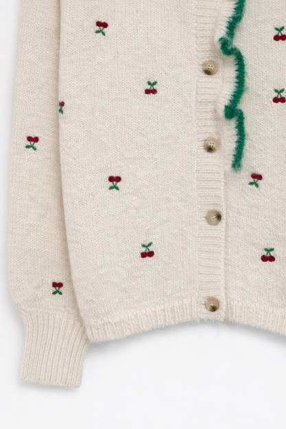 Détail broderies cerises gilet Cerise - motifs fuchsia

