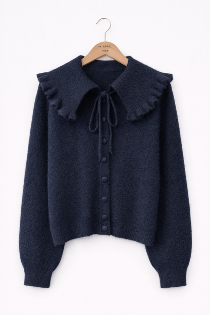 Gilet femme Laura bleu marine col XXL volants lien maille dense recyclée - In April 1986
