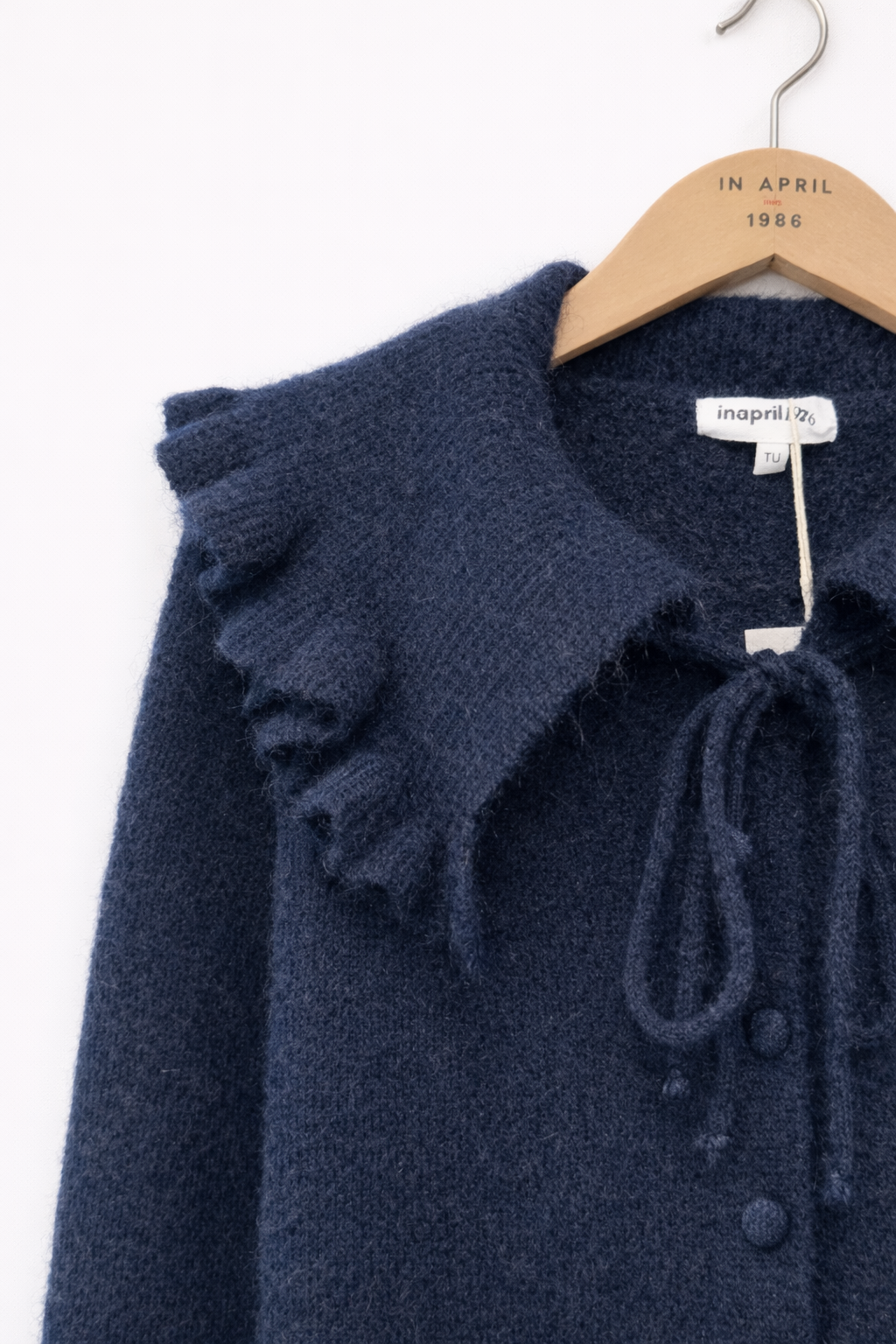Détail col XXL volants gilet Laura - bleu marine profond
