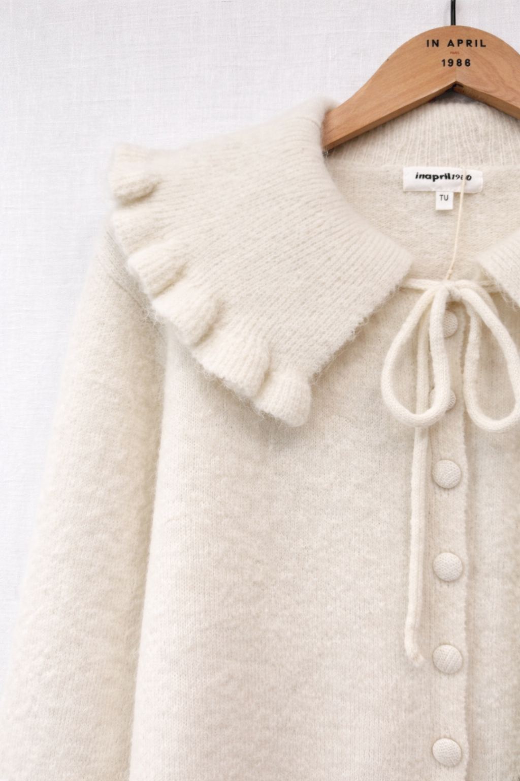Détail col XXL lien à nouer gilet Laura - crème lumineux
