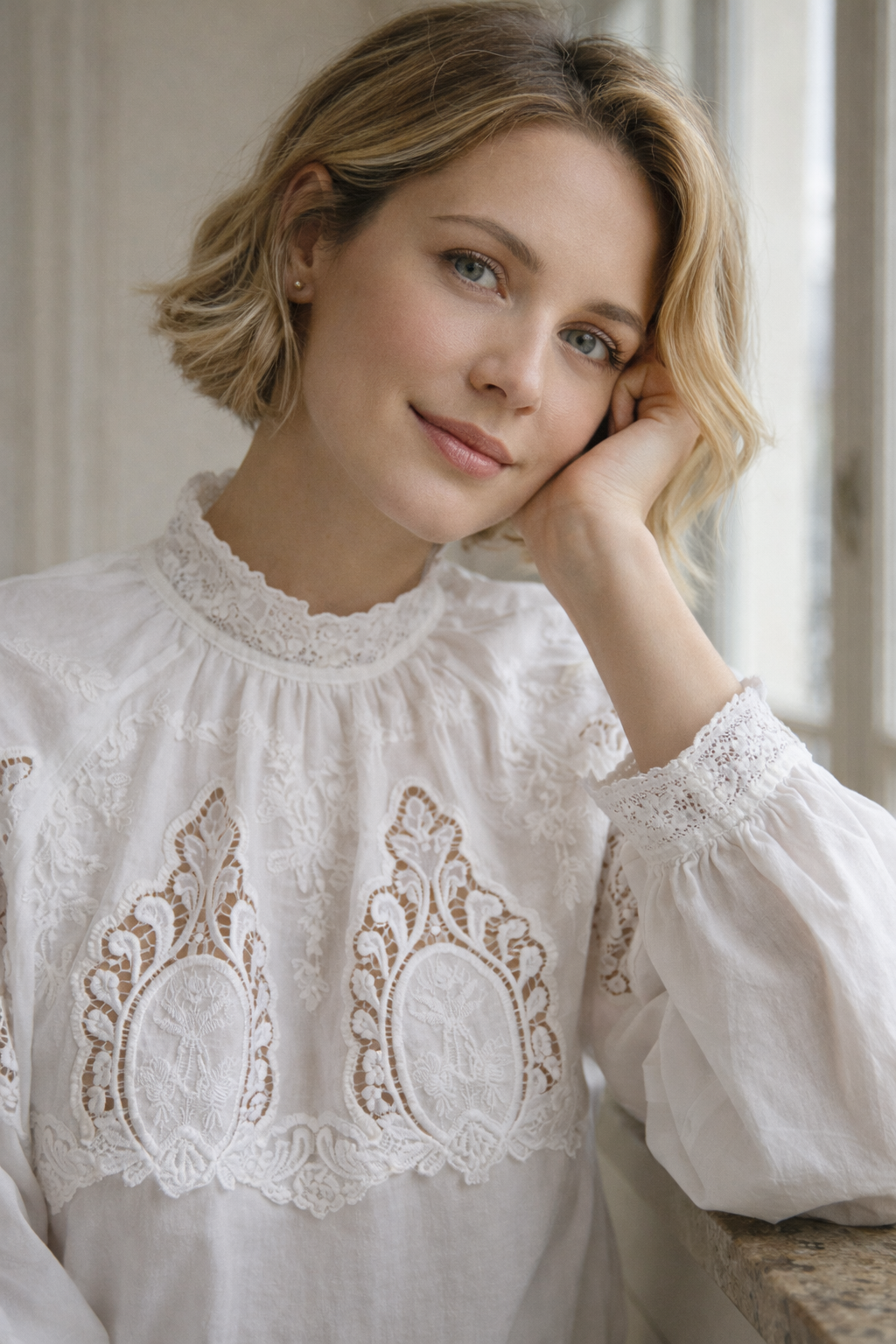 autre vue portée Blouse blanche victorienne style parisien bohème chic
