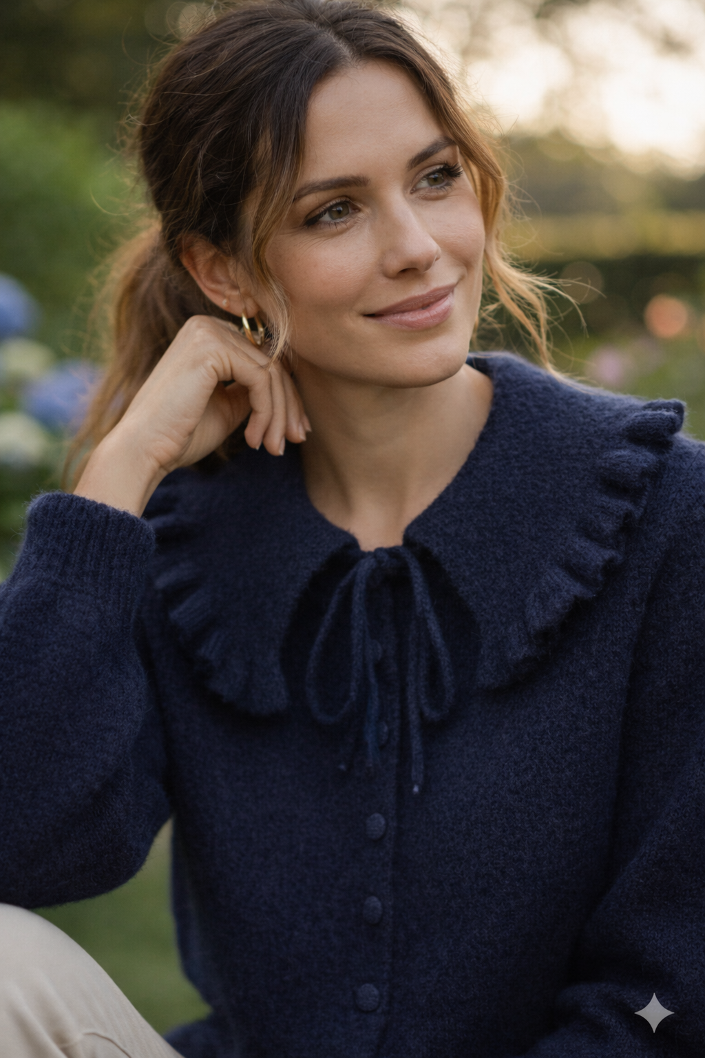 autre vue portée Gilet Laura marine porté - style bohème chic intemporel