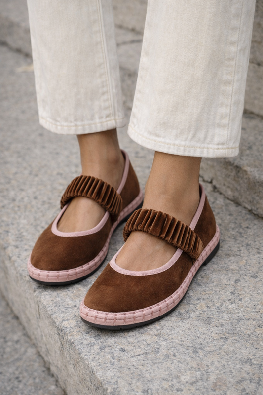 vue portée ballerines Nadal velours brun épicé avec bride élastique et finitions rose poudré