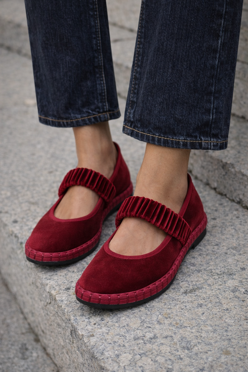 Ballerines Naïa velours rouge grenat portées - look bohème chic