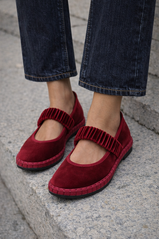 Ballerines Naïa velours rouge grenat portées - look bohème chic