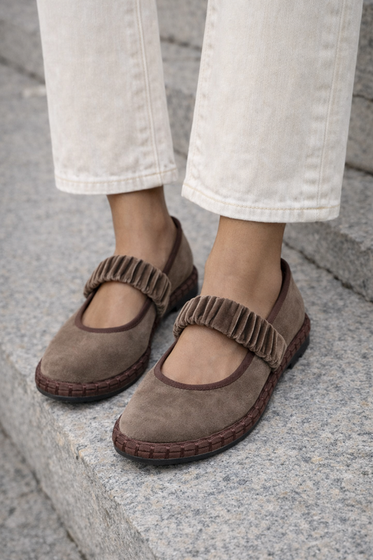 Ballerines Naïa velours taupe portées - look minimaliste bohème chic