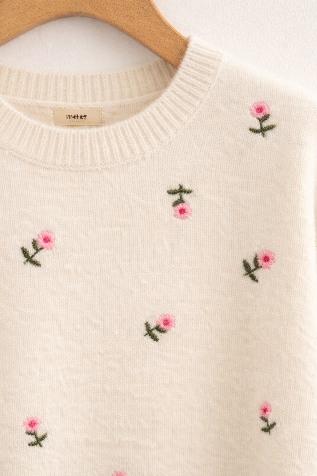 Détail broderies florales pull Clarisse - myosotis roses délicats
